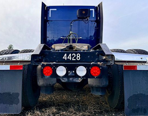 Camión Semirremolque Kenworth T680 Sleeper 2022 Usado, Techo Elevado de 76 Pulgadas, Motor Cummins de 450 HP, Transmisión Automática Endurant de 12 Velocidades, Bajo Kilometraje - Product Image 6
