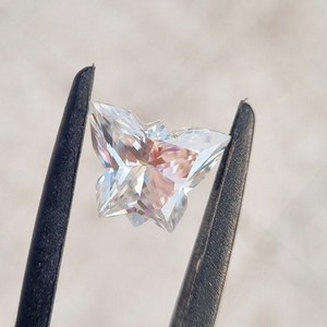 เพชรมออิสซาไนต์รูปผีเสื้อสีขาวประดับเพชรโมอิสซาไนต์รูปแฟนซีแสนสวยสำหรับทำจี้และแหวน - Product Image 1