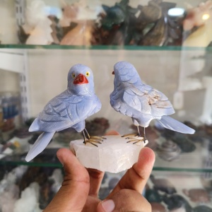 Exclusif fabriqué à la main Angelite Couple Oiseau Sculpture Sculpture Puissant Amour Paire Charme Finement sculpté Oiseaux Expositions Le Blush - Product Image 5