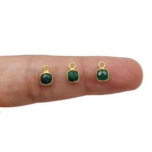 Breloque coussin émeraude, minuscule pendentif en pierre précieuse à facettes dans une lunette plaquée or pour breloques de boucles d'oreilles faites à la main et fabrication de bijoux - Product Image 2