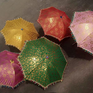 Parapluie moderne fait main brodé de cadre en métal de ferme avec la conception d'or d'impression - Product Image 1