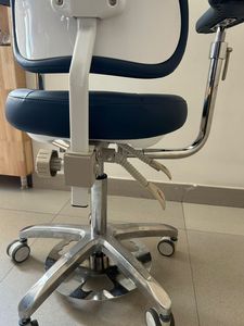 Taburete de Cirujano de Alta Calidad para Quirófano con Ajuste de Altura por Elevación a Gas para Profesionales Médicos Disponible al Mejor Precio - Product Image 3