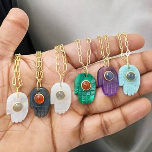 Collier pendentif en pierre précieuse Hamsa plaqué or colliers de guérison indien bijoux en gros fournisseur en vrac colliers en forme de main - Product Image 5