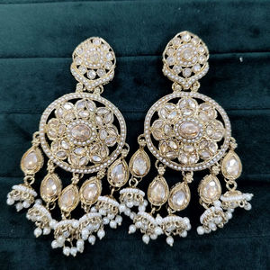 Dernières boucles d'oreilles pendantes en forme de cloche plaquées or pour filles pour les occasions de mariage avec zircon Alliage comme matériau principal - Product Image 1