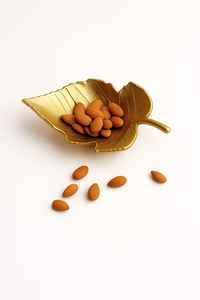 Plateau de fruits secs décoratif en forme de feuille | Bol de service en résine de qualité supérieure pour collations, noix, amandes | Cadeaux pour la maison et les fêtes - Product Image 6