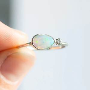 Anillo de Ópalo Etíope con Corte de Pera y Engaste de Bisel, Minimalista, Plata de Ley 925 Chapada en Oro, Joyería Fina para Compromiso y Boda para Mujer - Product Image 1