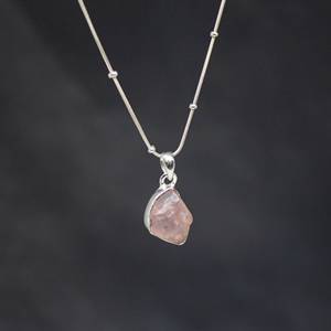 Collar de cadena de eslabones de plata esterlina creativo hecho a mano con cuarzo rosa piedras preciosas en bruto regalo de boda encantador para mujeres - Product Image 1