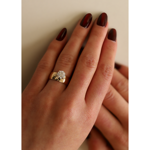 Anillo de banda de cigarro con diamantes redondos de oro amarillo y blanco de Porter Fine Jewelry, estilo romántico para boda o compromiso, con engaste experto. - Product Image 2