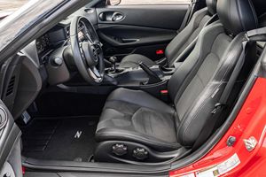 Nissan Z Performance 2023, Bajo Kilometraje, Caja de Cambios Automática, Volante a la Izquierda, Neumáticos R20, Estado Oscuro - Product Image 2
