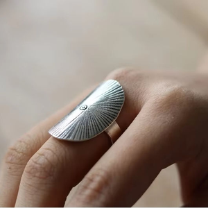 Anillo de Plata de Ley 925 Hecho a Mano con Diseño Artesanal, Joyería de Plata para Mujer para Fiesta de Cumpleaños, Precio al por Mayor - Product Image 1