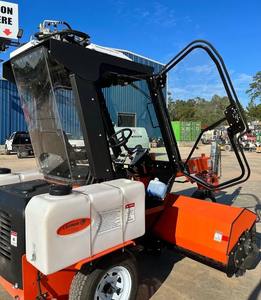 Barredora de Calles de Cabina Cerrada LayMor SweepMaster 300 con Motor Kubota D1105, Sistema de Aspersión Hidráulico y Escoba de Acero - Product Image 2