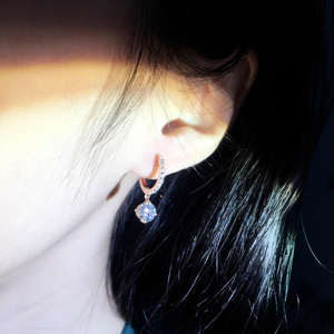 ต่างหูมอยส์ซาไนต์ทรงเหลี่ยมเจียระไนแบบบริลเลียนท์ ตัวเรือนเงินแท้ชุบทอง 18k ดีไซน์คลาสสิก เรียบหรู สไตล์มินิมอล ประดับเพชร 4 ก้าน จากเทียนหยู เจ็มส์ - Product Image 6