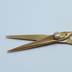 Tijeras de Barbero Profesionales de Alta Precisión, Color Dorado, con Alto Contenido de Carbono, Empaque Personalizable, Logotipo Personalizado, Alta Calidad - Product Image 4