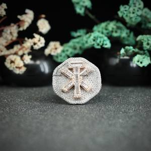 Bague en argent sterling 925 entièrement sertie de diamants de style hip-hop chrétien, avec croix de Jésus en émail, coupe ronde et baguette, en moissanite - Product Image 2