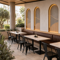 Meubles d'hôtellerie modernes, banquette en cuir, tables rectangulaires à structure en bois et chaises de salle à manger en métal, sièges de restaurant