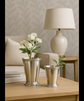 Vase Simple noir avec détails en or parfait pour bureau d'étude de chambre salon salon et cadeau créatif ou utilisation décorative