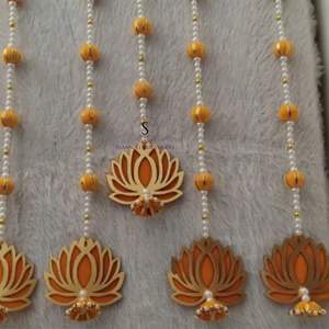 Tenture murale en Lotus artificiel traditionnel avec des cordes de perles pour Mehendi Haldi décor Diwali décoration murale toile de fond de mariage - Product Image 5