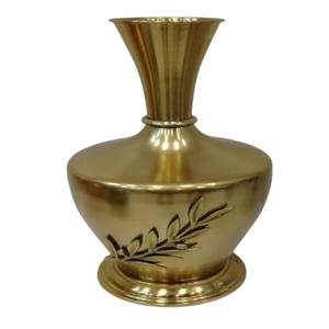 Florero de latón dorado hecho a mano con diseño de hojas en relieve elegante centro de mesa de Metal para sala de estar y decoración del hogar - Product Image 1