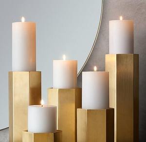 Candelabro de Metal para Realzar Interiores Dramáticos con un Atractivo Decorativo Oscuro y Elegante - Product Image 4