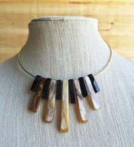 Collier en corne de grande taille Artisanat fait à la main pour les femmes à un prix abordable pour cadeau de fiançailles Article de qualité supérieure - Product Image 1