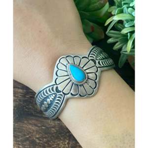 Bracelet manchette en argent sterling avec turquoise Sleeping Beauty, fait main par des artisans Navajo - Product Image 2