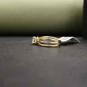 Anillo de Compromiso Exclusivo de Tres Hileras de Moissanita con Corte Redondo en Oro Amarillo con Certificación IGI en Oro de 14K - Product Image 3