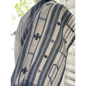 Bufanda/Chal de Algodón Orgánico Tejido a Mano con Diseño Floral Índigo, Ligero y Transpirable para Fiestas - Product Image 2