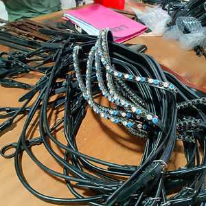 กระดุมหนังอังกฤษคุณภาพดีที่สุดพร้อมส่วนจมูกสิทธิบัตรเบาะนุ่มและงานแถบคิ้วคริสตัล - Product Image 4