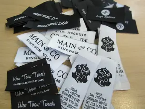 Étiquettes de vêtements personnalisées bon marché en gros étiquettes tissées en polyester avec logo de marque pour vêtements - Product Image 4