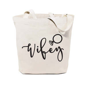กระเป๋าผ้าแคนวาสสีพื้นสำหรับงานแต่งงาน Wifey แบบเปิดปิด - Product Image 1