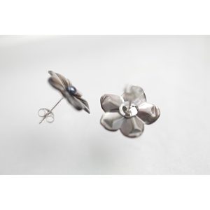 Boucles d'oreilles clous en forme d'étoile et de fleur, plaquées rhodium, de grande taille - Product Image 6