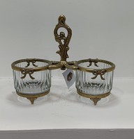 Verre et métal finis à l'ancienne présentent un plat de service double orné, pour un pot à sel