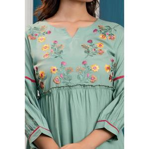 Pista Verde Floral Bordado Mini Fit y Vestido Acampanado - Product Image 5