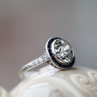 Bague de fiançailles SPARKLING SPLENDOR en argent sterling plaqué or avec moissanite OEC taille antique 2,50 carats et halo de saphirs sertis clos