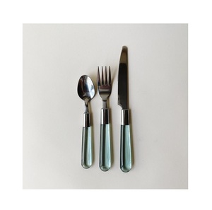 Ensemble de couverts à manche en résine blanche au design élégant et moderne, parfait pour les repas de tous les jours en famille et les occasions spéciales - Product Image 3