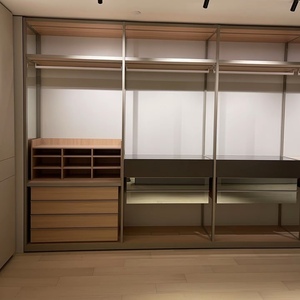 Système de dressing sur mesure, armoires de rangement pour vêtements avec portes en verre, dressing ouvert personnalisé avec éclairage LED. - Product Image 6