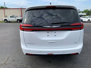 Chrysler Pacifica Touring L 2024 en perfecto estado - Product Image 2