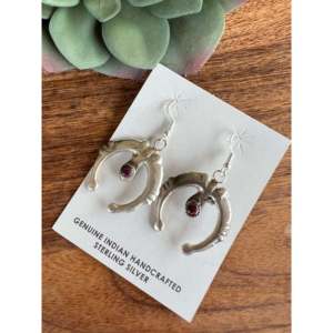 Boucles d'oreilles pendantes Tonya Yazzie en huître épineuse violette et argent sterling plaqué or, ornées de perles et de diamants, idéales pour les mariages - Product Image 4