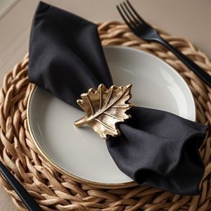 Anneau de serviette en métal classique conçu pour les thèmes de dîner traditionnels avec une surface polie et un style intemporel - Product Image 4