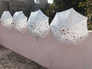 Élevez votre journée spéciale avec l'exquis parapluie de décoration de mariage en dentelle victorienne en coton fabriqué à la main - Product Image 6