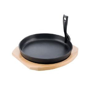 Plato chisporroteante de hierro fundido negro Royal Classic con base de madera Ideal para servir comida rápida y comidas chisporroteantes - Product Image 5