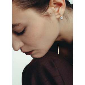Boucles d'oreilles Harper en or jaune 2 carats avec diamants taille coussin, design pendantes - Product Image 3