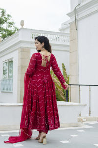 ชุดอนาร์กาลีปักลายสีแดงทับทิมยูนิตี้ ลักชัวร์ พร้อมผ้าคลุมไหล่ สำหรับงานเทศกาลและงานเลี้ยงระดับพรีเมียม - Product Image 4