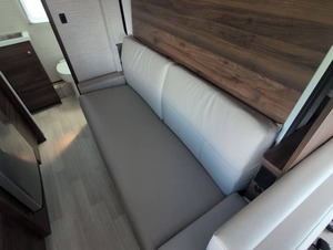 Caravane de voyage d'occasion 2022 Winneb-a-g-o V-i-e-w 24D pour l'extérieur, maison mobile, camping-car à vendre - Product Image 2