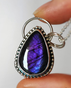 Adorable pendentif en Labradorite violet foncé élégant en forme de poire fait à la main en argent sterling unisexe bijoux cadeau Design unique coupe ovale - Product Image 1