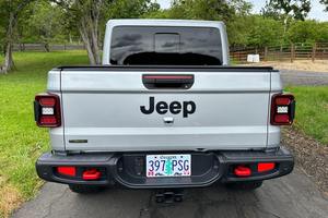 Voiture d'occasion fiable, Jeep Gladiator Rubicon 4x4 Turbodiesel V6, 4 roues motrices, modèle 2023 - Product Image 2