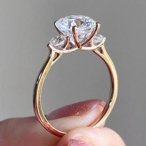 Bague en or 10 carats avec diamant moissanite de qualité supérieure, fabrication artisanale, bijou unique, cadeau pour femme, disponible en gros - Product Image 2