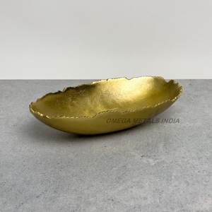 Ensemble de service en métal texturé doré de haute qualité avec long plateau et quatre bols assortis pour une salle à manger élégante et une décoration intérieure élégante - Product Image 3