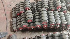 ลูกกลิ้งเคลือบสแตนเลสแบบกำหนดเองใหม่สำหรับโรงงานผลิตอุปกรณ์สายพานลำเลียง คุณสมบัติทนความร้อนและต้านเชื้อแบคทีเรีย - Product Image 2