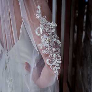 Peigne à cheveux Bridella M33-W en dentelle et tulle ivoire, confortable et sécurisé, décoration de cheveux élégante pour mariages, bals et événements formels - Product Image 3